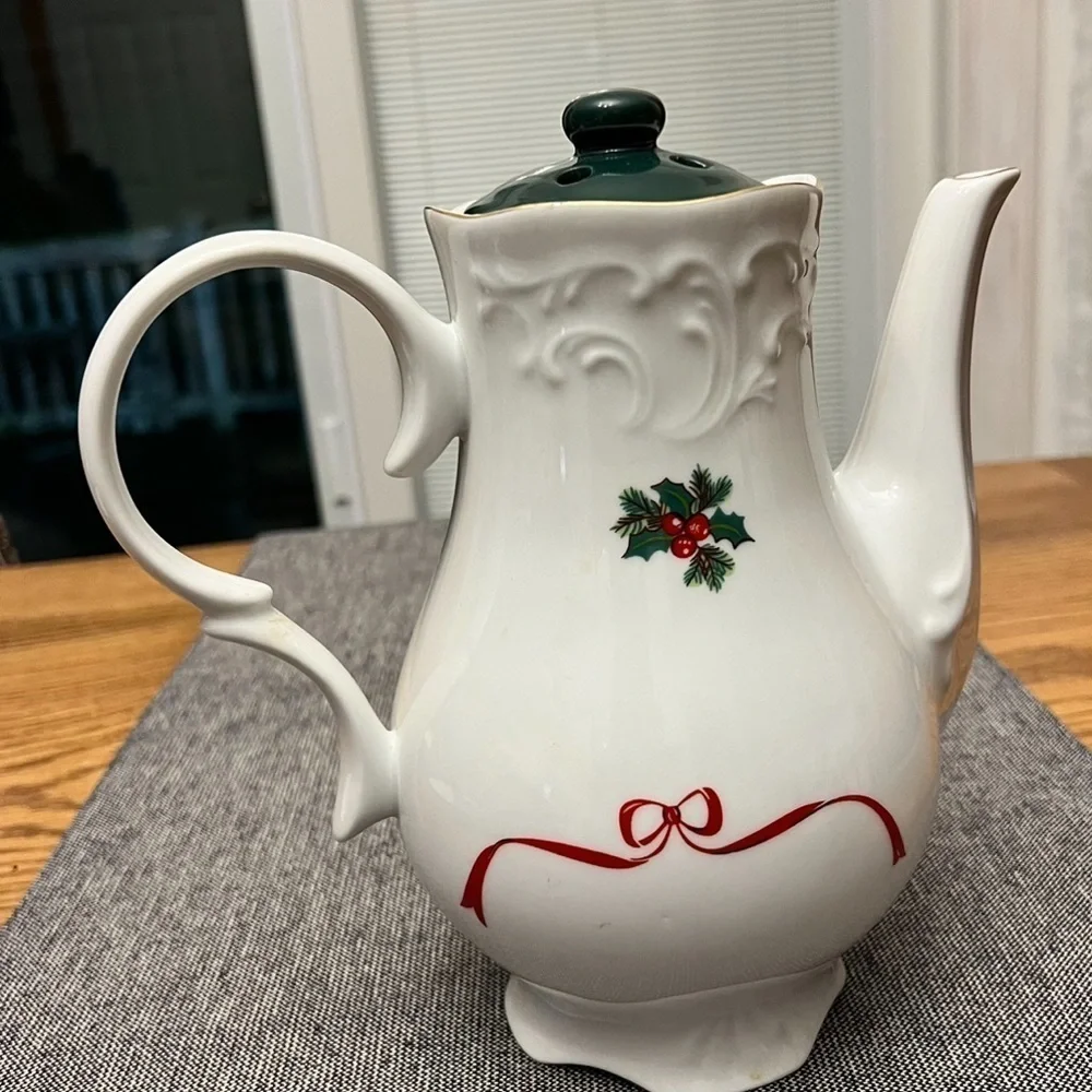 Menuet Poland Royal Vienna Coffee Pot